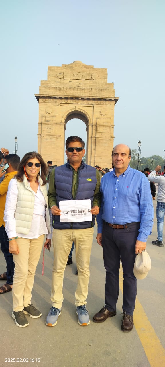 Group photo with international travelers in India tour
